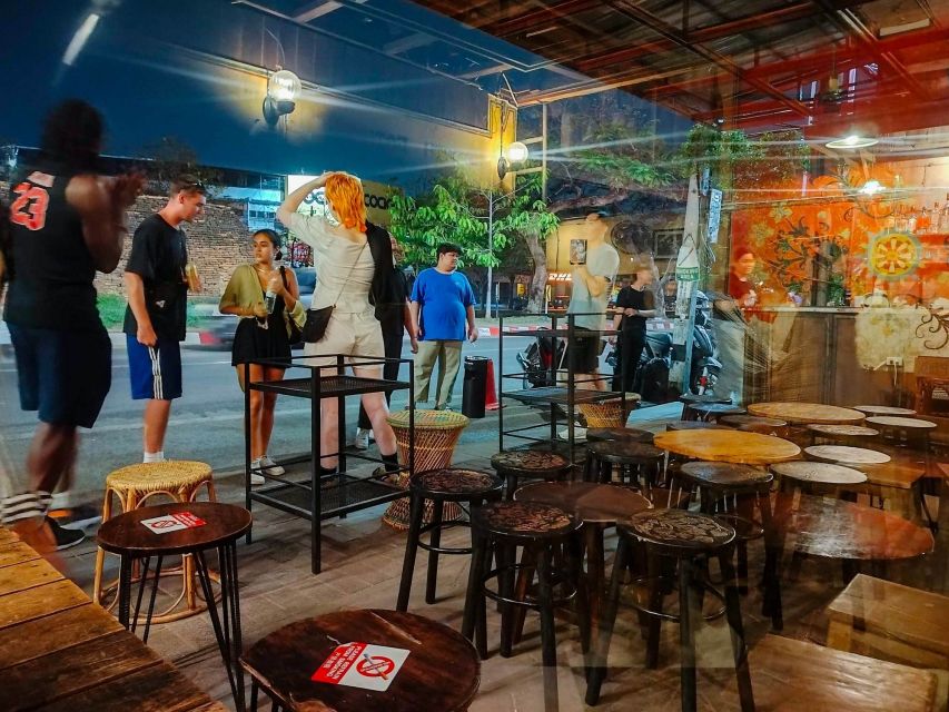 Chiang Mai: Chiang Mai Bar Hopping Guided Night Tour - Live Music at The North Gate