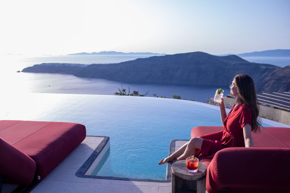 Daybed Relaxation With Infinity Pool Use With Caldera Views - Guest Experience and Comfort