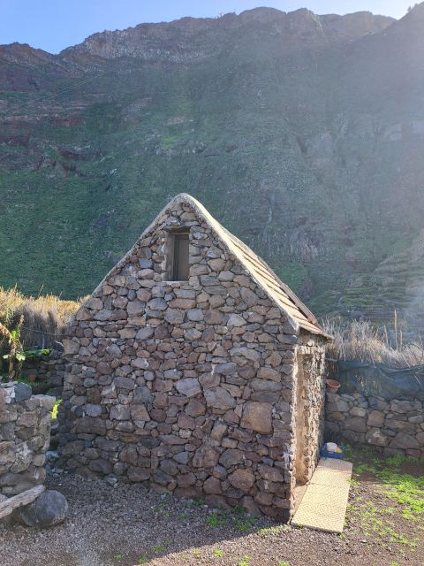 EAST Madeira:,Peaks, Forest Walk,Thatched Roofs, Rum Factory - Inclusions and Exclusions