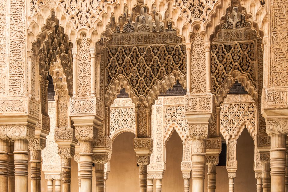 Granada: Alhambra Small Group Tour With Nasrid Palaces - Exploring the Alcazaba