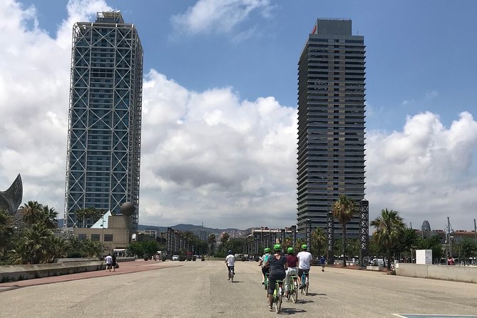 Historical E-bike Tour in Barcelona - E-bike and Safety Gear