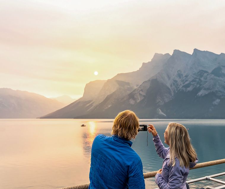 Lake Louise: Double Decker Shuttle to Moraine & Lake Louise - Highlights of the Tour