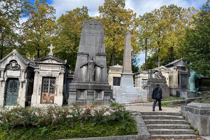 Paris: Haunted Père Lachaise Cemetery Guided Tour - Challenges During the Tour