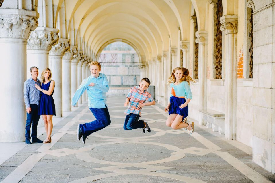 Photo Shoot With a Professional Photographer in Venice - Souvenir Photos and Gallery