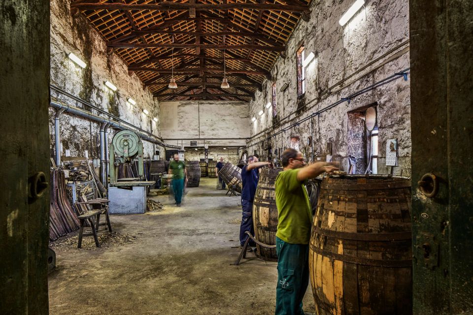 Porto: Cockburn's Port Lodge Tour and Tasting - Accessibility and Group Size