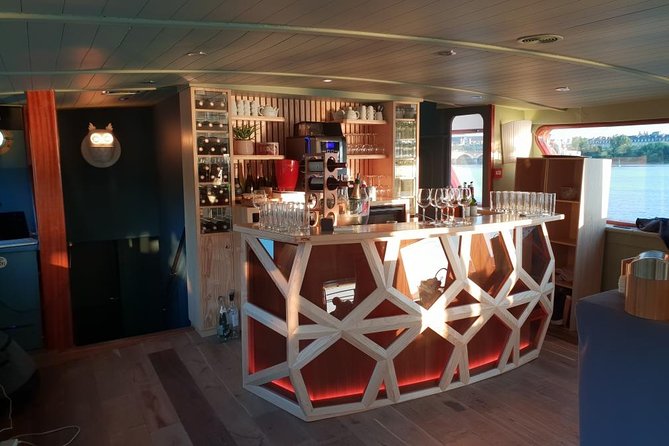Prestige Commented Cruise Glass of Wine and Canelé in Bordeaux - Tips for a Better Experience