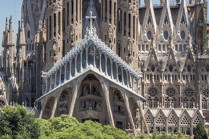 Sagrada Familia Private Tour With Skip-The-Line Ticket - Timed Entry and Avoidance