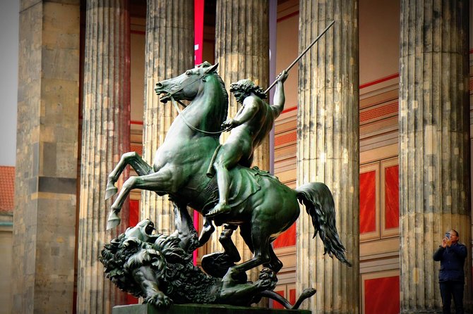 5hours: Guide, Chauffeur & Photographer in Berlin Private Tour - Photography Experience