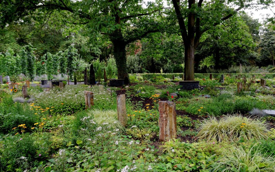 Cologne: Melaten Cemetery With Old Town Private Tour - Customer Reviews and Notes