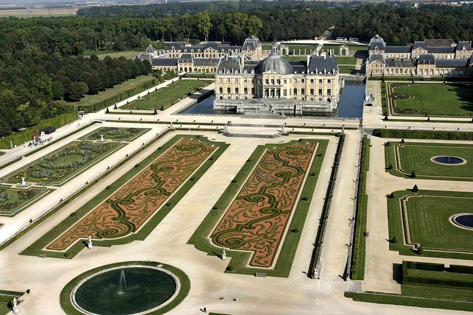 Fontainebleau and Vaux Le Vicomte Chateaux Day Trip From Paris - Important Accessibility Information