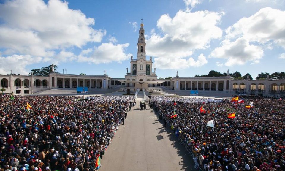 From Lisbon: Fatima, Nazare, Obidos & Batalha Full Day Tour - Obidos Castle Visit