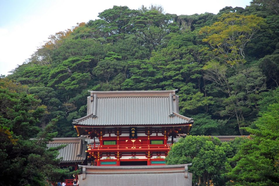 From Tokyo: Kamakura and Enoshima 1-Day Bus Tour - Kamakura: Hase-dera Temple