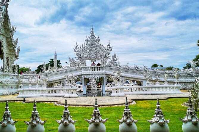 Full Day Tour White Temple Black House and Blue Temple With Lunch - Group Size