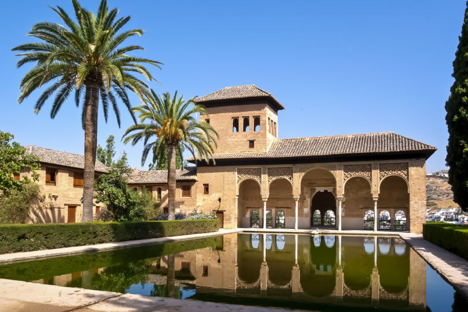 Granada: Alhambra Small Group Tour With Nasrid Palaces - Experiencing the Nasrid Palaces