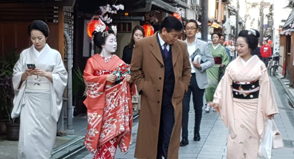 Kyoto: Gion Night Walking Tour - Learning Local Culture