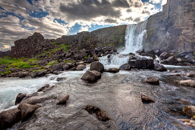 Midnight Golden Circle & Luxury Hot Sea Baths & Silent Locations - Embracing Icelandic Culture and Nature