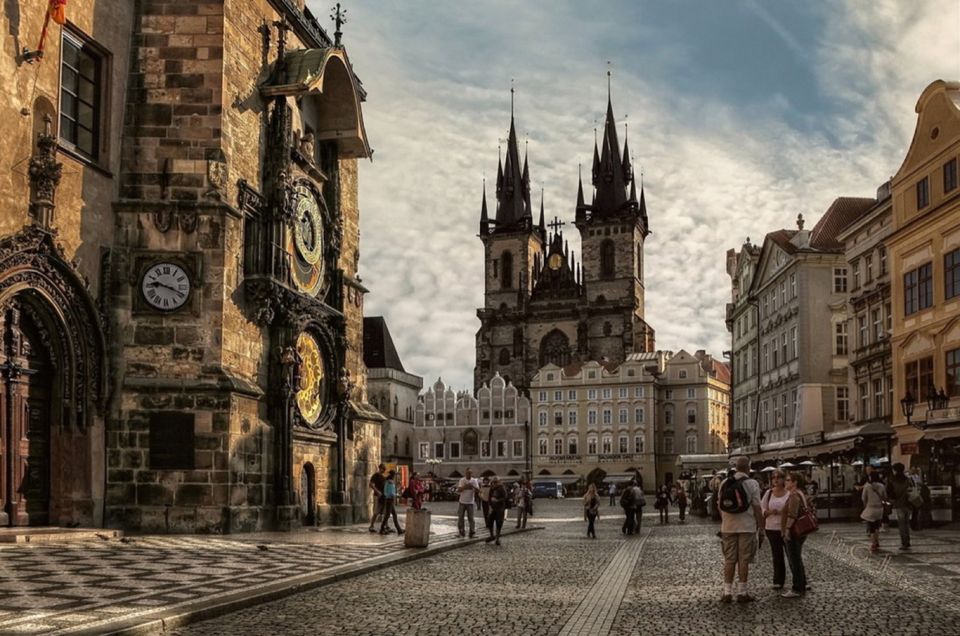 Prague 3-Hour Sightseeing Tour by Electric Bike - Tour Duration and Group Size