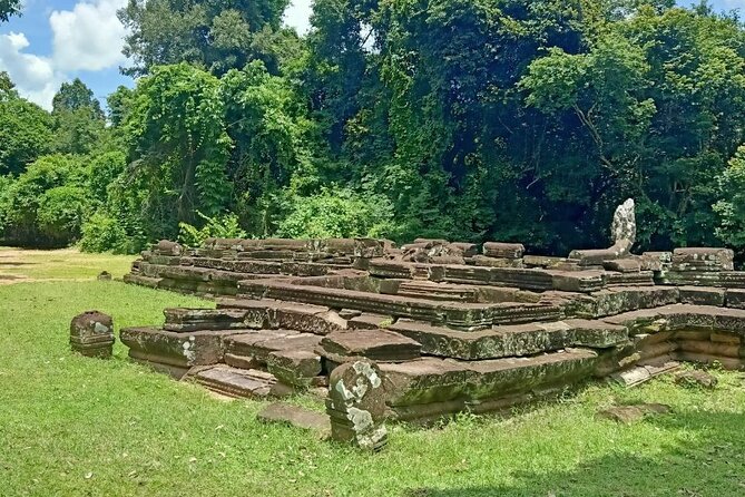 Private Angkor Wat Guided Sunset Tour - Exploring Angkor Wat