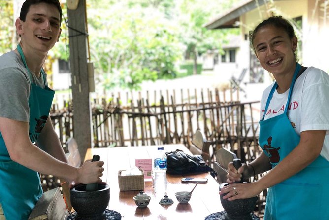 Private Dinner Cooking Class With Benny in Chiang Mai - Main Dishes: Curries and Rice