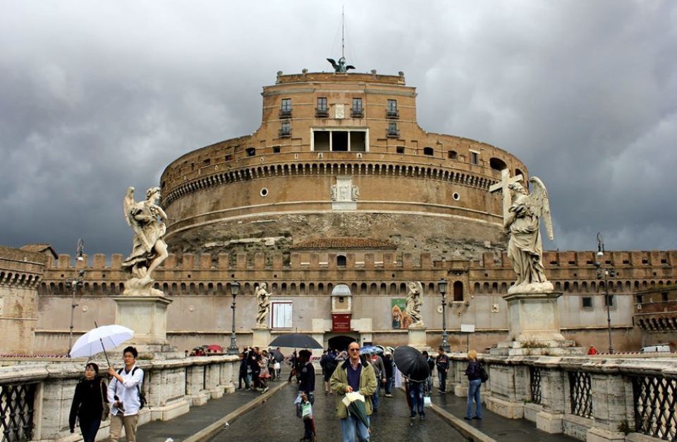 Rome: Private Walking Tour of Castel SantAngelo - Navigating the Tour With Skip-The-Line Access