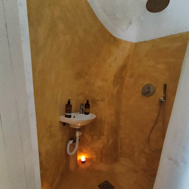 Santorini: Spa Massage Break Pool Day Access for 3-4 Friends - Location and Directions