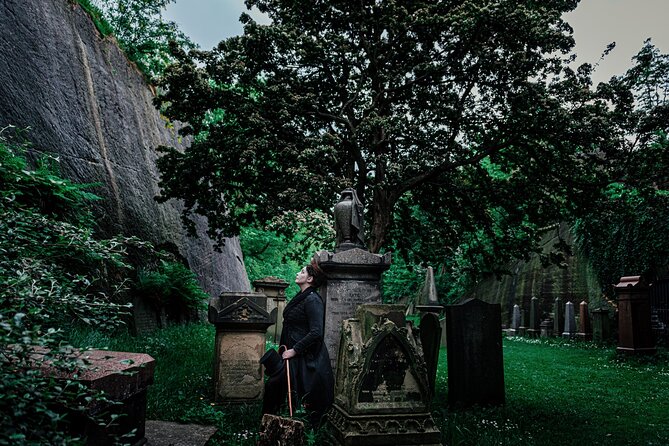 St James Secret Garden Cemetery Tour in Liverpool - Mysterious Tombs of St. James