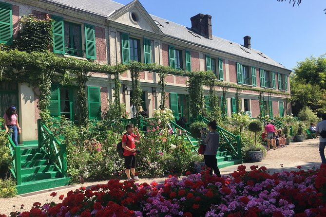 Versailles Palace & Giverny Private Guided Tour With Lunch - Priority Access - Exploring Givernys Beauty