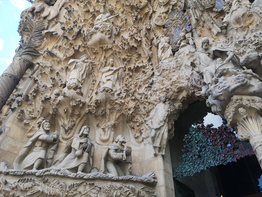 Barcelona: Foodie Walking Tour With Sagrada Familia Tickets - Tour Inclusions