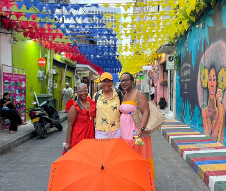 Cartagena: Private Walking Tour Historic Center & Getsemaní - Wildlife Encounters in Centennial Park