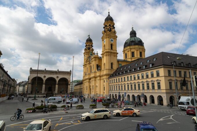 Munich: 24-Hour Big Bus Hop-On Hop-Off City Highlights Tour - Experiencing Marienplatz/Tal