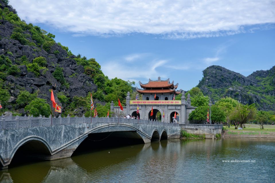 Ninh Binh: Hoa Lu, Mua Cave, and Trang An Tour and Boat Ride - Trang An Boat Ride Adventure