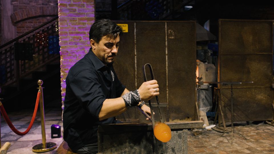 Murano: Glass Blowing Demonstration With Optional Drinks - Frequently Asked Questions