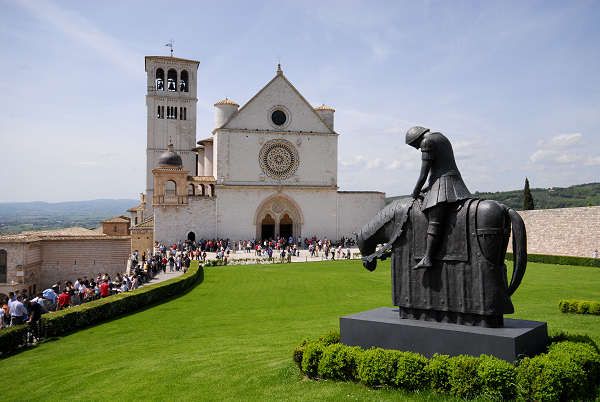 Assisi: Private Walking Tour With St. Francis Basilica - Key Points