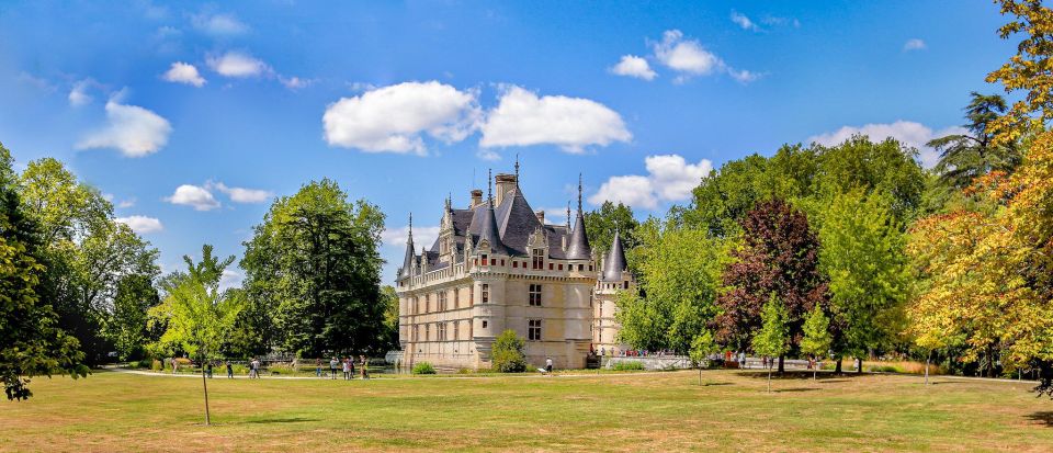 Azay-Le-Rideau Castle: Private Guided Tour With Ticket - Key Points