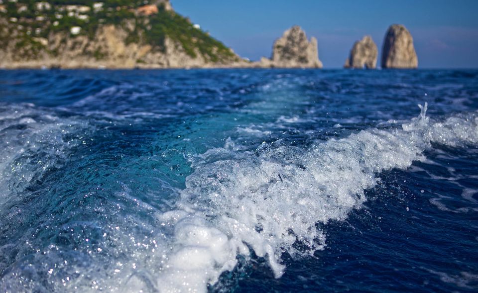 Capri: 2-Hour Boat Tour With Happy Hour - Key Points