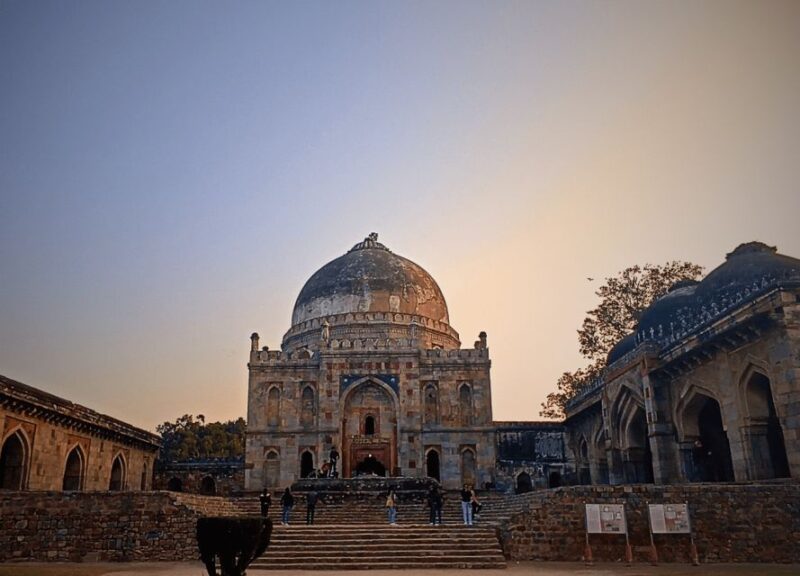 Delhi: Hazrat Nizamuddin Basti Guided Bike Tour With Picnic - Key Points