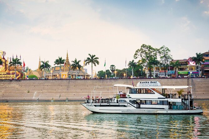 Dinner Cruise 1h45 on the Mekong Including 4 Courses + 1 Drink - Key Points