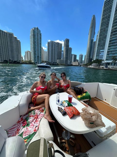 ⭐️⭐️⭐️⭐️⭐️ Private 🛥️ Yacht Rentals ⏰ 4h 🍾 Champagne Gift - Key Points