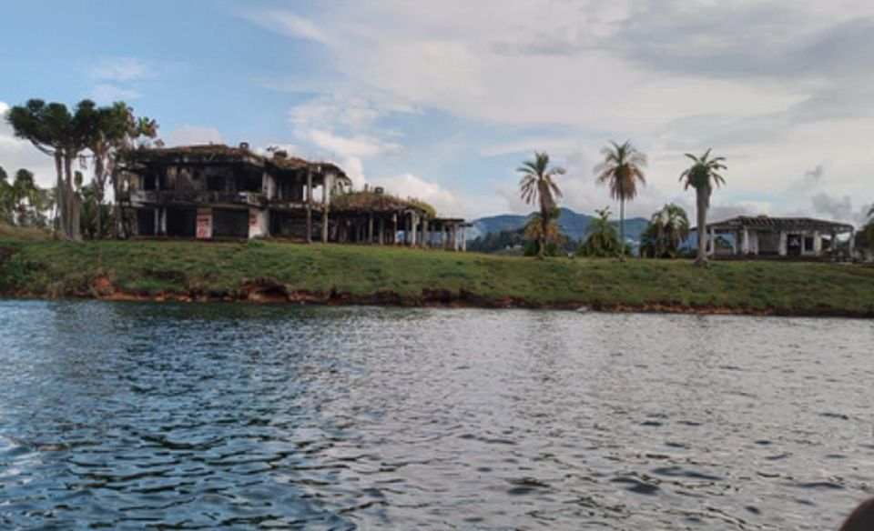Luxury Boat Ride - Guatapé - Key Points