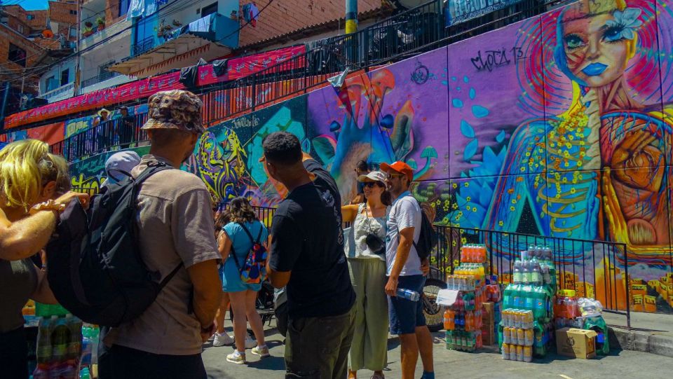 Medellin: Tour Comuna 13 Beyond the History and Graffiti - Key Points