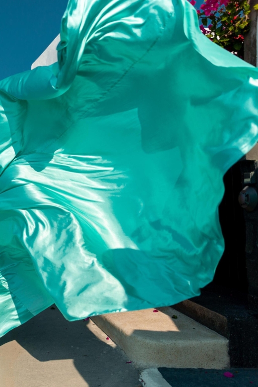Photoshoot in Santorini With Flying Dress - Key Points