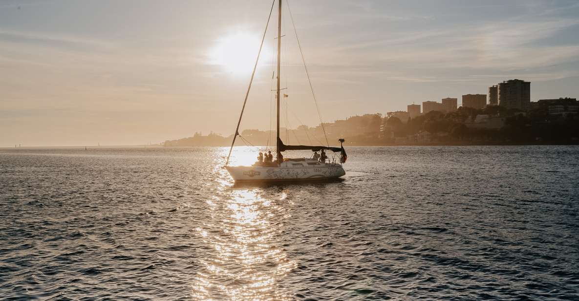 Porto: Shared Douro River Sunset Cruise With Welcome Drink - Cruise Capacity and Experience