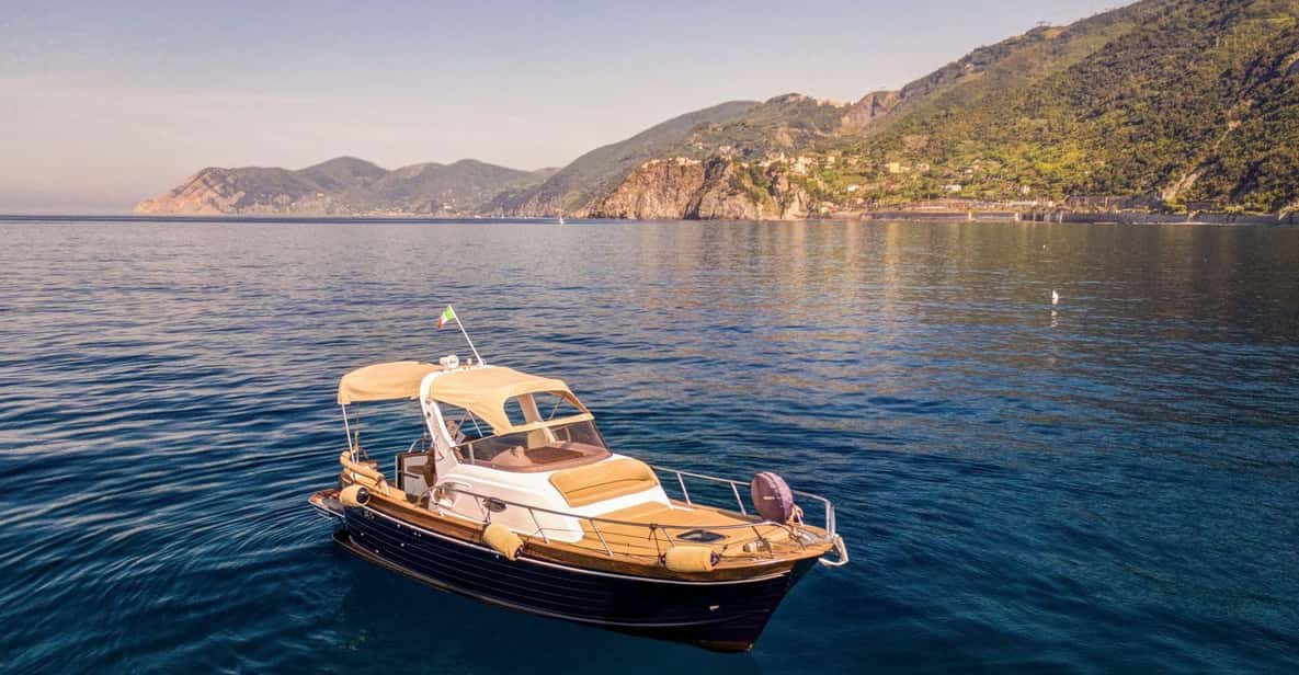 Private Boat Tour to the Gates of the Cinque Terre (HD) - Key Points