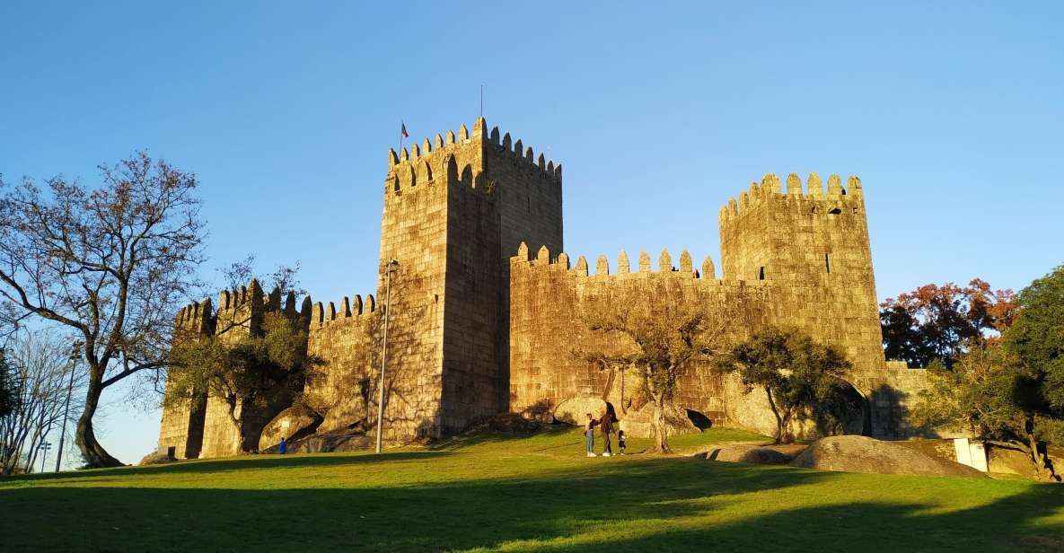 Private Green Wine Wineries and UNESCO Guimarães Tour - Key Points