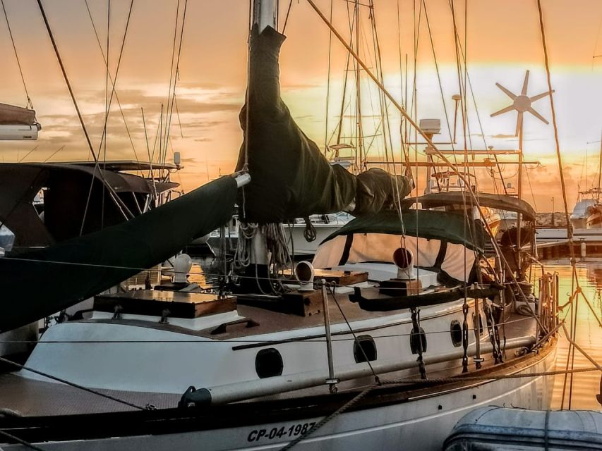 Santa Marta Bay: Sunnset on a Sail Boat - Key Points