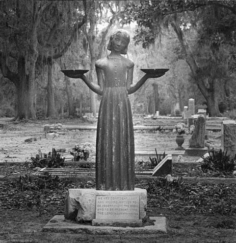 Savannah: Midnight in the Garden of Good and Evil Walk