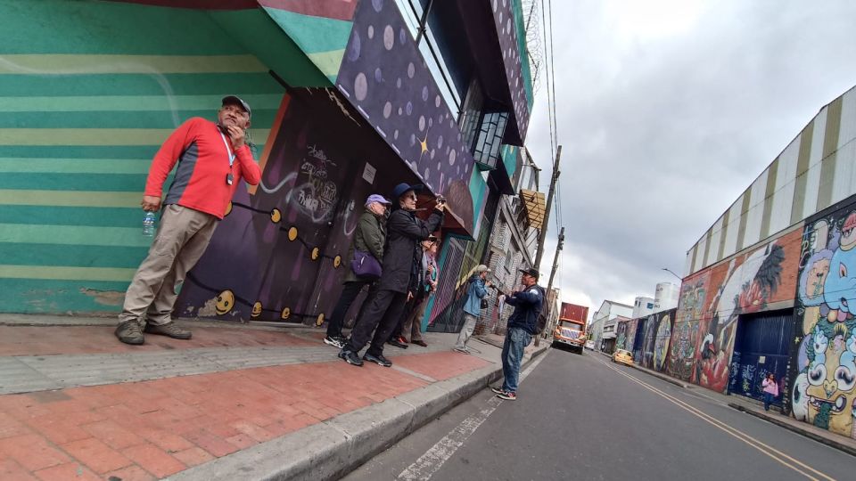 Walls of Wonder: Immersive Journey Through Distrito Graffiti - Key Points