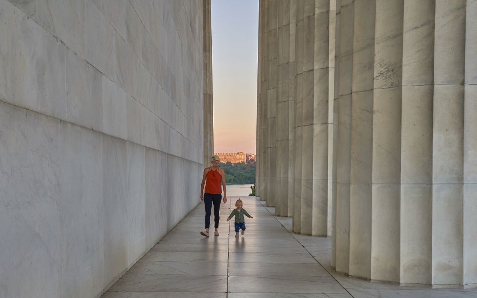 Washington: Family Portrait at Lincoln Memorial - Key Points