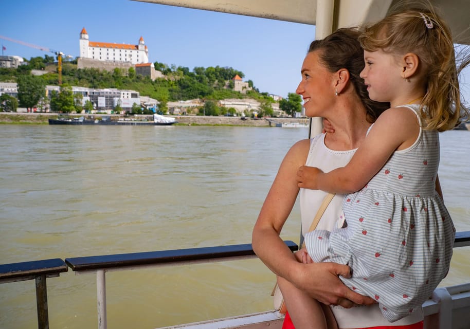 Bratislava: Sightseeing Bus Tour and City Cruise