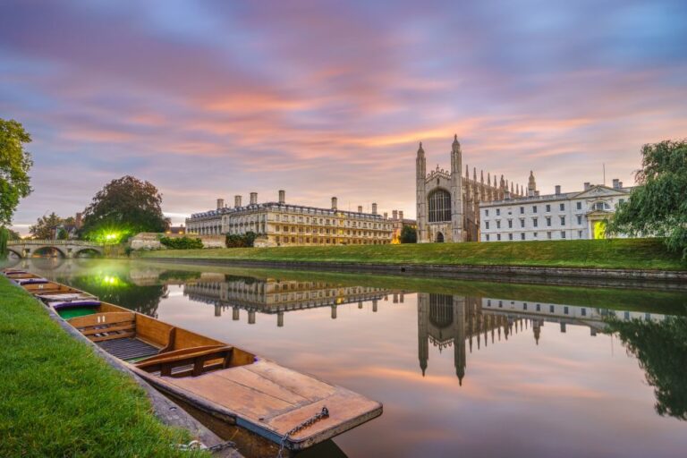 Cambridge: Chauffeured Punting Tour